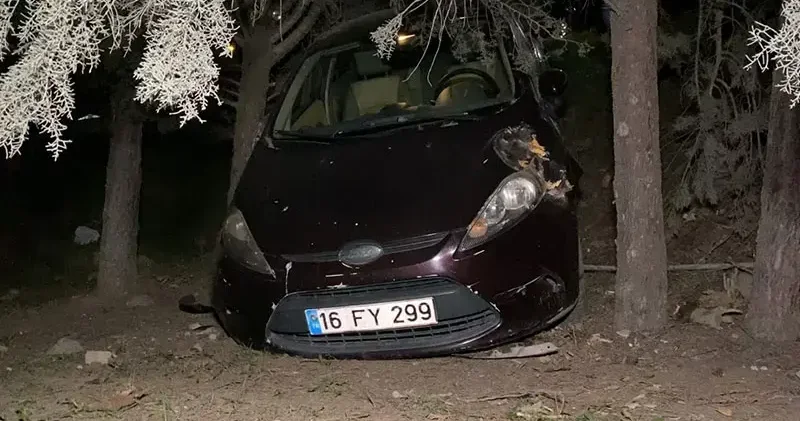 Motosikletle çarpışan otomobil AVM bahçesine savruldu: 2 yaralı