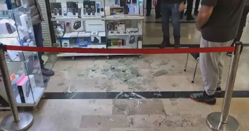 SON DAKİKA... İstanbul Eminönü ndeki Doğubank İş Hanı nda silahlı saldırı: Vatandaşlar panikle kaçıştı!