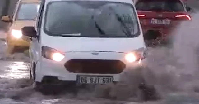 İzmirde sağanak: Yollar göle döndü VİDEO İZLE