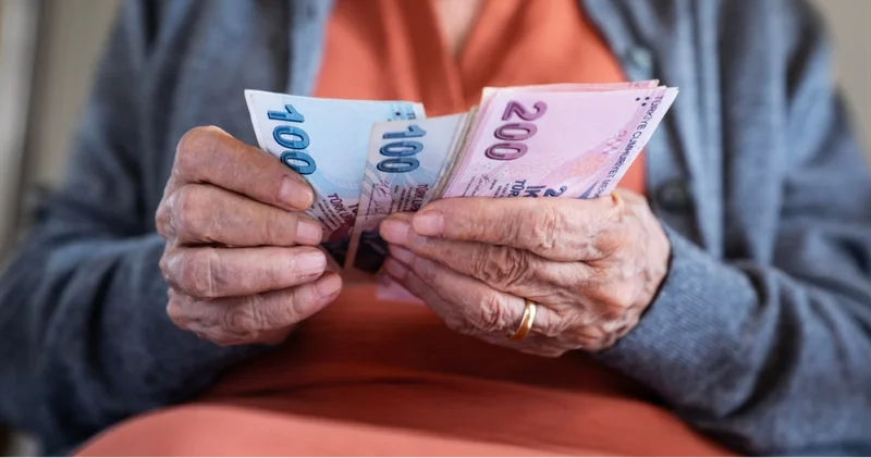 2026 yaşlı aylığı ne kadar oldu, yüzde kaç zam geldi, zamlı hali kaç lira olarak yatacak, kimler yaşlı aylığı alabilir?