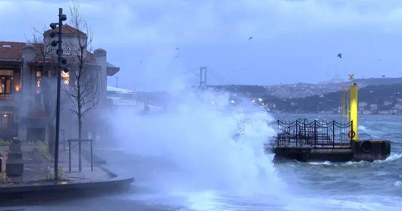 İstanbul da denizi taşıran fırtına! Seferler iptal edildi: Dev dalgalar görüldü