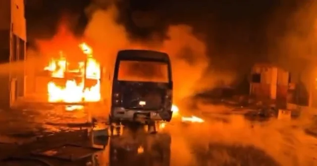 Bölücü YPG Halep te sivillere bomba yağdırdı: Dükkanlar ve araçlar alev alev yanıyor VİDEO İZLE