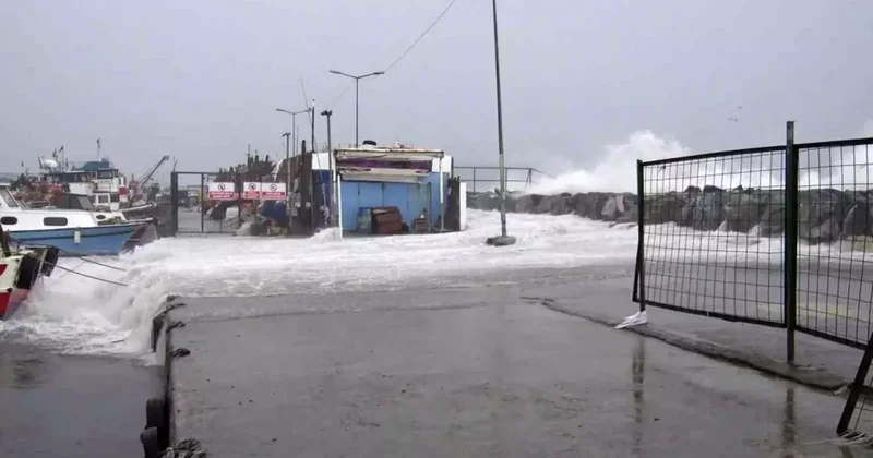 Avcılar’da metrelerce yükselen dalgalar mendireği böyle aştı