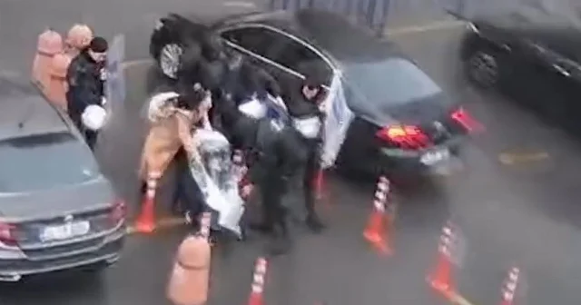 İstanbul da polis ekipleri bebeği fırtınadan korumak için kalkan oldu VİDEO İZLE