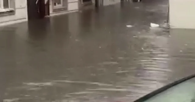 İstanbul da kuvvetli yağış hayatı felç etti: Caddelerde su baskınları meydana geldi VİDEO İZLE