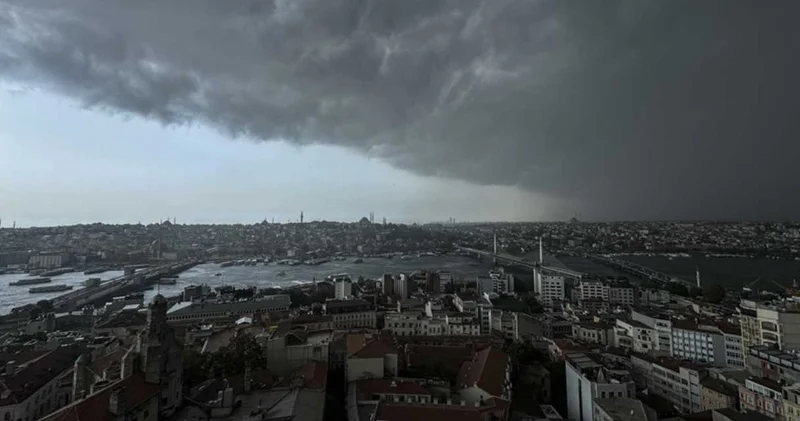 İstanbul da fırtına kasırga sınırına dayandı: Ağaçları kökünden sökecek saat belli oldu