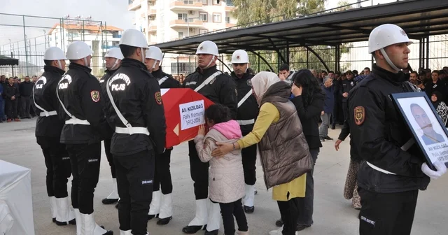 Polis babasının tabutunun başında gözyaşı döktü Antalya Haberleri