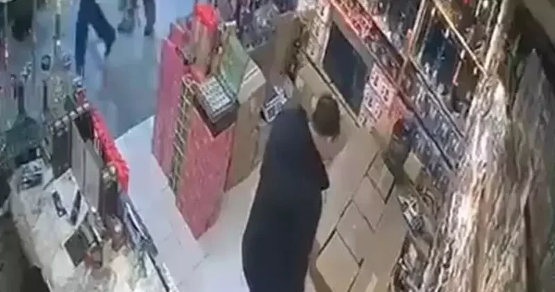 Asma tavan iş yeri sahibinin üzerine çöktü; o anlar kamerada