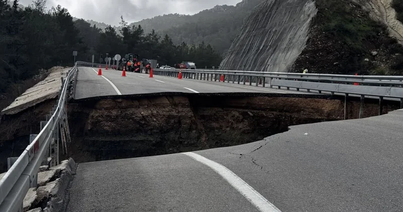 Karayolunun ortasında 10 metrelik çukur! Ulaşım tek şeride düştü