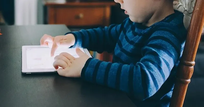 Dijital platformlara yaş doğrulama yükümlülüğü geliyor: Müstehcen içerik çocuklara ulaşırsa suç sayılacak!