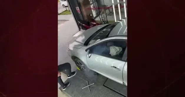 Lastiğe attığı tekme pahalıya patladı: Ekspertizde akılalmaz hava yastığı kazası