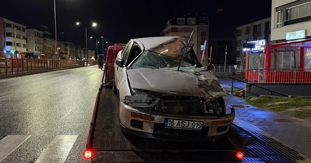 Tıra arkadan çarpan otomobilin sürücüsü yaralandı Otomobilin içinde sıkışan sürücüyü itfaiye ekipleri kurtardı Eskişehir Haberleri
