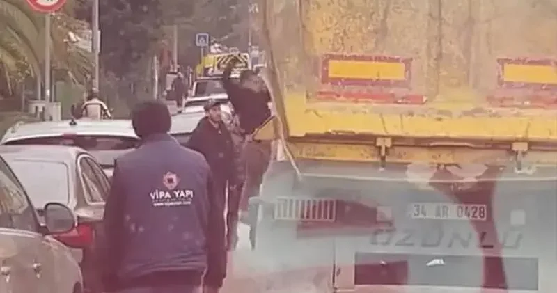 Güngören de kaza yapan sürücülerin bıçaklı kavgası kamerada