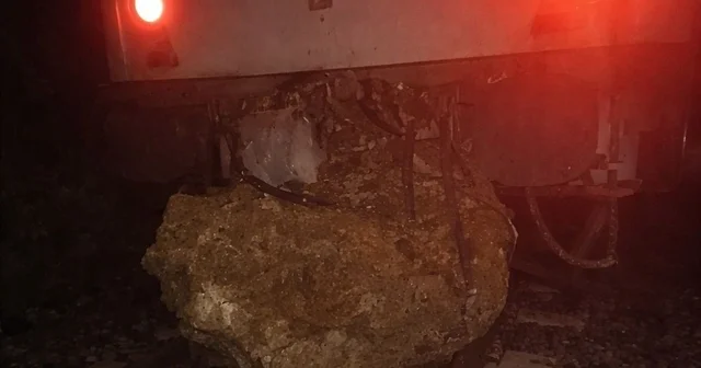 Düşen kaya treni raydan çıkardı, yolcular otobüslerle nakledildi Balıkesir Haberleri