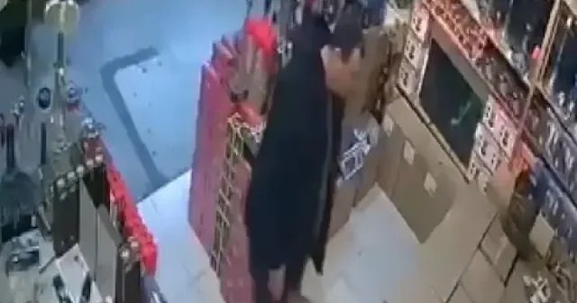 Katlı pazar yerinde korku dolu anlar: Üzerine tavan düşen esnaf mucize eseri kurtuldu VİDEO İZLE