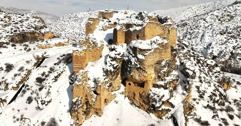 Hurman Kalesi karla birlikte mest etti