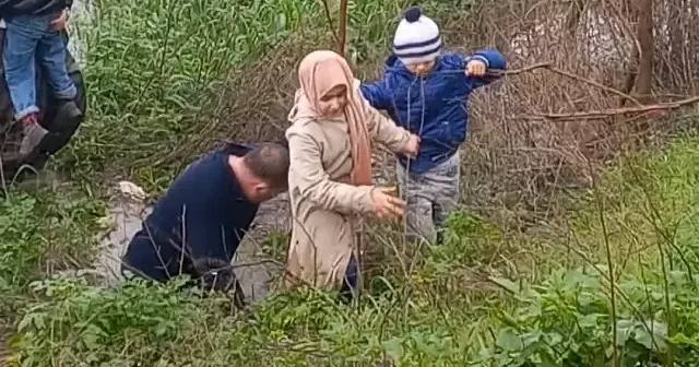 Gediz Nehri nde mahsur kalan aileyi itfaiye sırtında taşıdı VİDEO İZLE