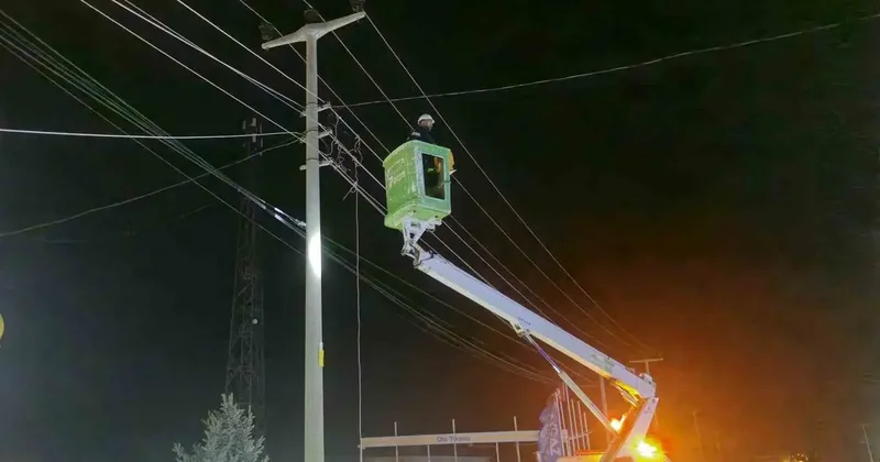 Alaca’da kamyon, elektrik ve telefon hatlarına zarar verdi