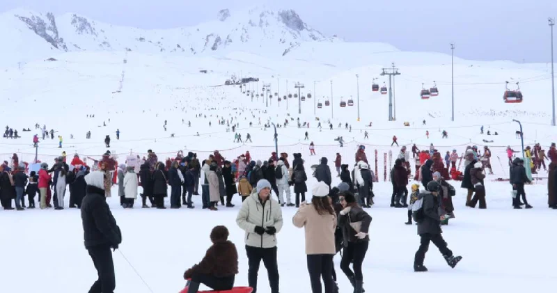 Doldu taştı: Kayakseverler Erciyes e akın etti