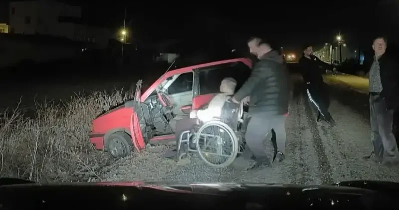 Engelli sürücü şarampole düşen aracında mahsur kaldı Aksaray Haberleri