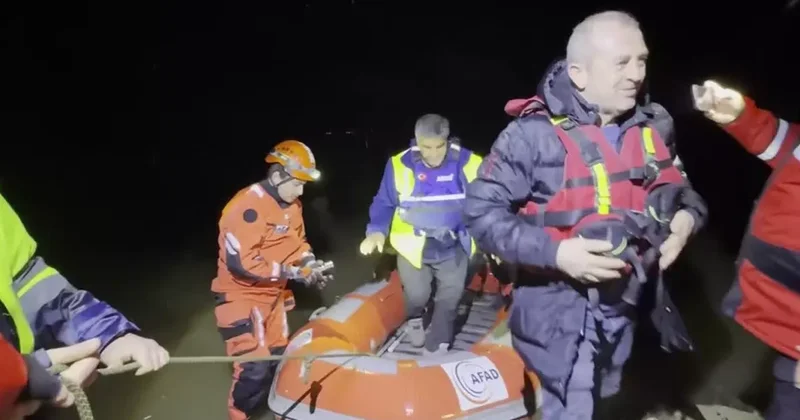 Meriç Nehri taştı! 2 işçi mahsur kaldı