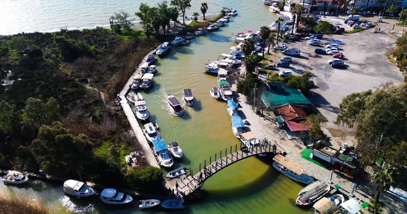 Sakin şehir de denizin rengi kahverengiye döndü