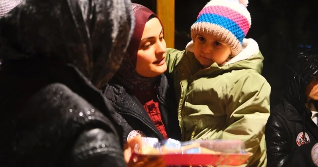 Minik Hümeyra ya umut olmak için evinin önünde sürpriz yaptılar Erzincan Haberleri