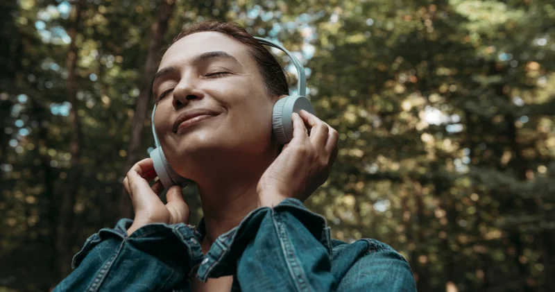 Tekrar tuşunun psikolojisi: Bir şarkı nasıl vazgeçilmez olur?