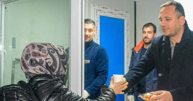 Her gün vatandaşlara dağıtılıyor: Bardak bardak alıyorlar