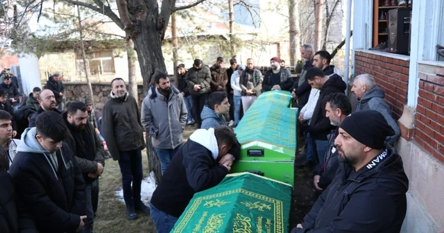 Erzurum da trafik kazasında vefat eden iki kardeş ve bir arkadaşa hüzünlü veda Erzurum Haberleri