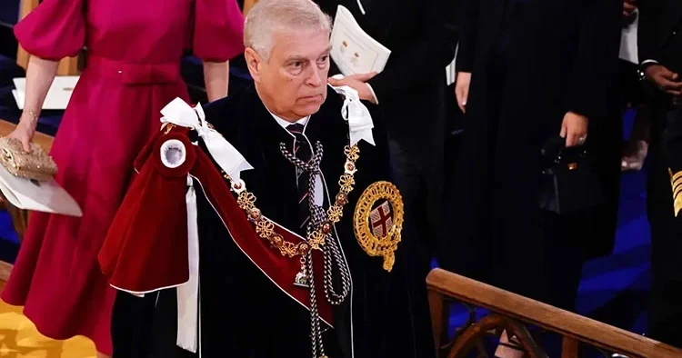 Ailesi Epstein’in ‘dostu’ eski prense son darbeyi vurdu… Onu bir ‘çöp poşeti’ gibi gece yarısı kapını önüne koydular!