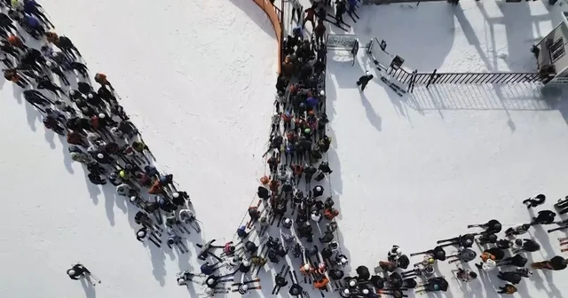 Kars ta kayağını kapan Sarıkamış a koştu Sarıkamış Kayak Merkezi ndeki yoğunluk havadan görüntülendi Kars Haberleri