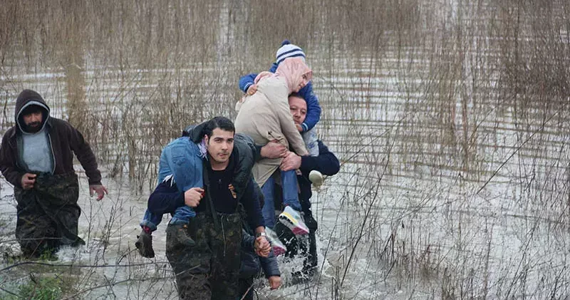 Nehir taşınca bağ evinde mahsur kalan baba ve 4 çocuğunu itfaiye kurtardı