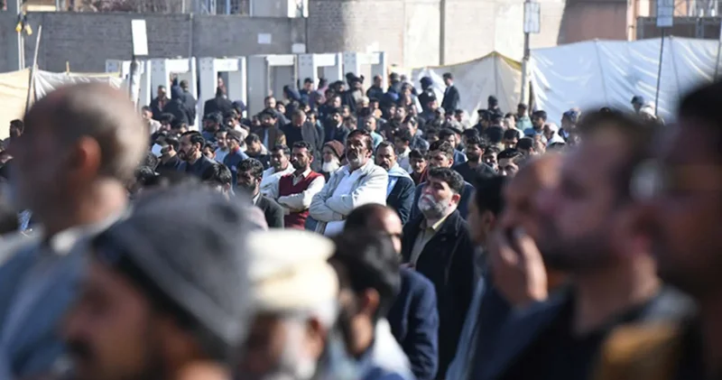 Pakistan da camide cuma namazı sırasında düzenlenen saldırıyı IŞİD bağlantılı grup üstlendi