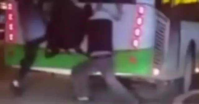 Bursa’da belediye otobüsünün arkasına tutunarak ilerleyen çocuklar yürekleri ağıza getirdi VİDEO İZLE