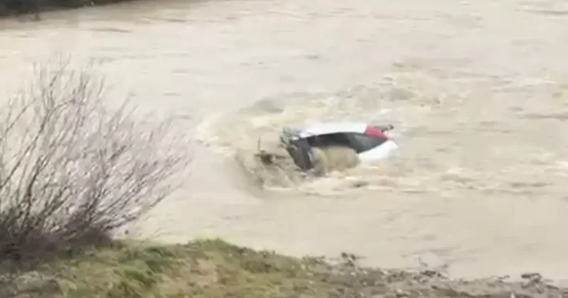 Sürücü kıyıya çıktı, otomobil suda kaldı: Vatandaşlar halatla müdahale etti