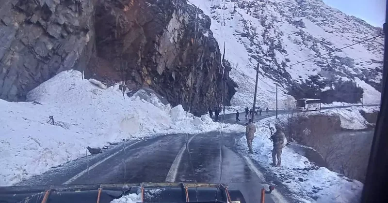 Şırnak yoluna çığ düştü, karla kaplı yollar açıldı