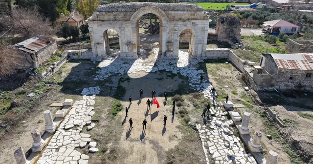 Öğrenciler Anvarza da zeybek oynadı Adana Haberleri