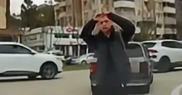 Yol verdiği yayadan aldığı içten hareket yürekleri ısıttı VİDEO İZLE