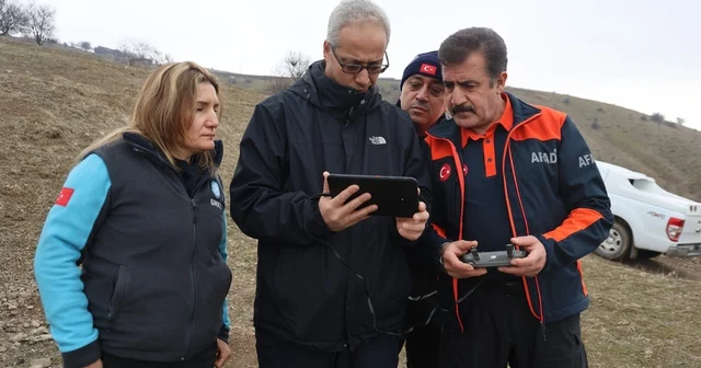 Elazığ da kaybolan yaşlı adam için ekipler seferber oldu Kaybolan yaşlı adam hem havadan hem de karadan aranıyor Elazığ Haberleri