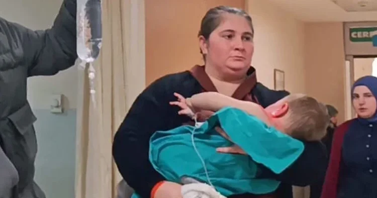 Üzerine kaynar su dökülen bebek tedaviye alındı