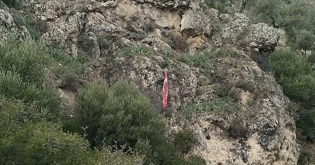 Kayalıklara takılan Türk bayrağını tereddüt etmeden kurtardı Aydın Haberleri