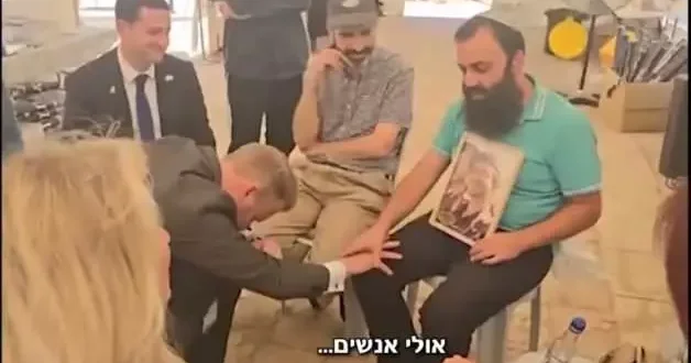 İsveçli vekilden tarihe geçecek skandal: İsrailli adamın önünde diz çöküp ağladı