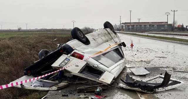 Yağış sonrası kayganlaşan yolda taklalar atan transit hurdaya döndü: 2 yaralı Denizli Haberleri