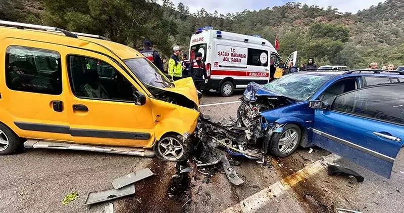 Otomobil, hafif ticari araçla çarpıştı: 1 çocuk öldü, 6 yaralı