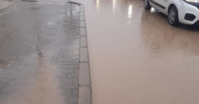 Cadde göle döndü, sürücüler zor anlar yaşadı Eskişehir Haberleri