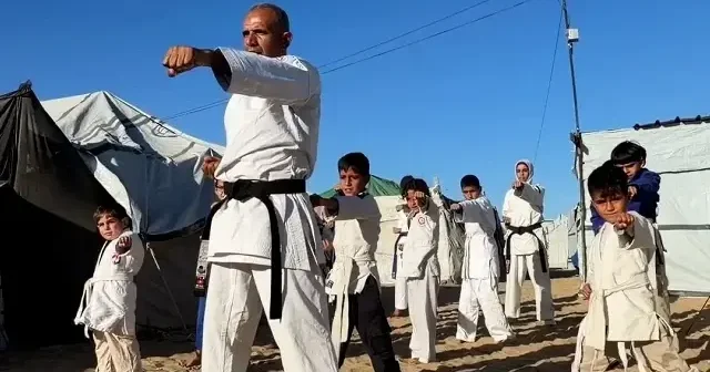 İmkânsızlığın ortasında sporcu yetiştiriyor: Gazzeli çocuklar savaşın travmasını karateyle aşıyor VİDEO İZLE