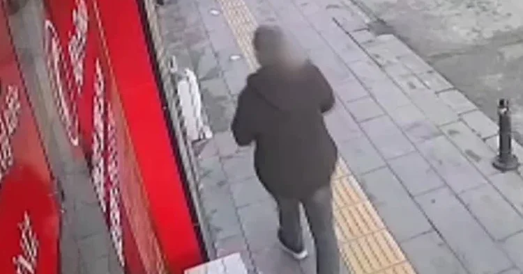 İmam sahibi alsın diye bıraktı, o çaldı! İlginç olay kamerada