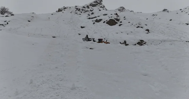 Yüksekova da çığ nedeniyle kapanan mezra yolu, 2 ay sonra açıldı Hakkari Haberleri