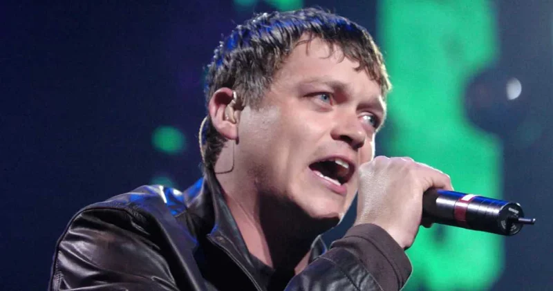 Ünlü şarkıcı 47 yaşında hayatını kaybetti